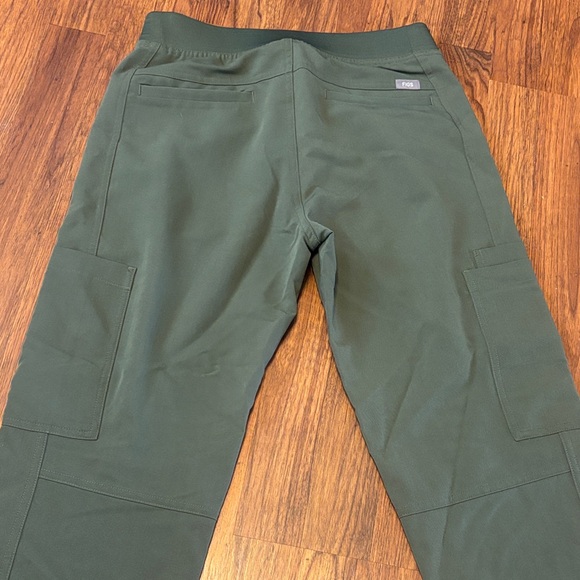 Figs Moss Green Scrub Set - Picture 7 of 8